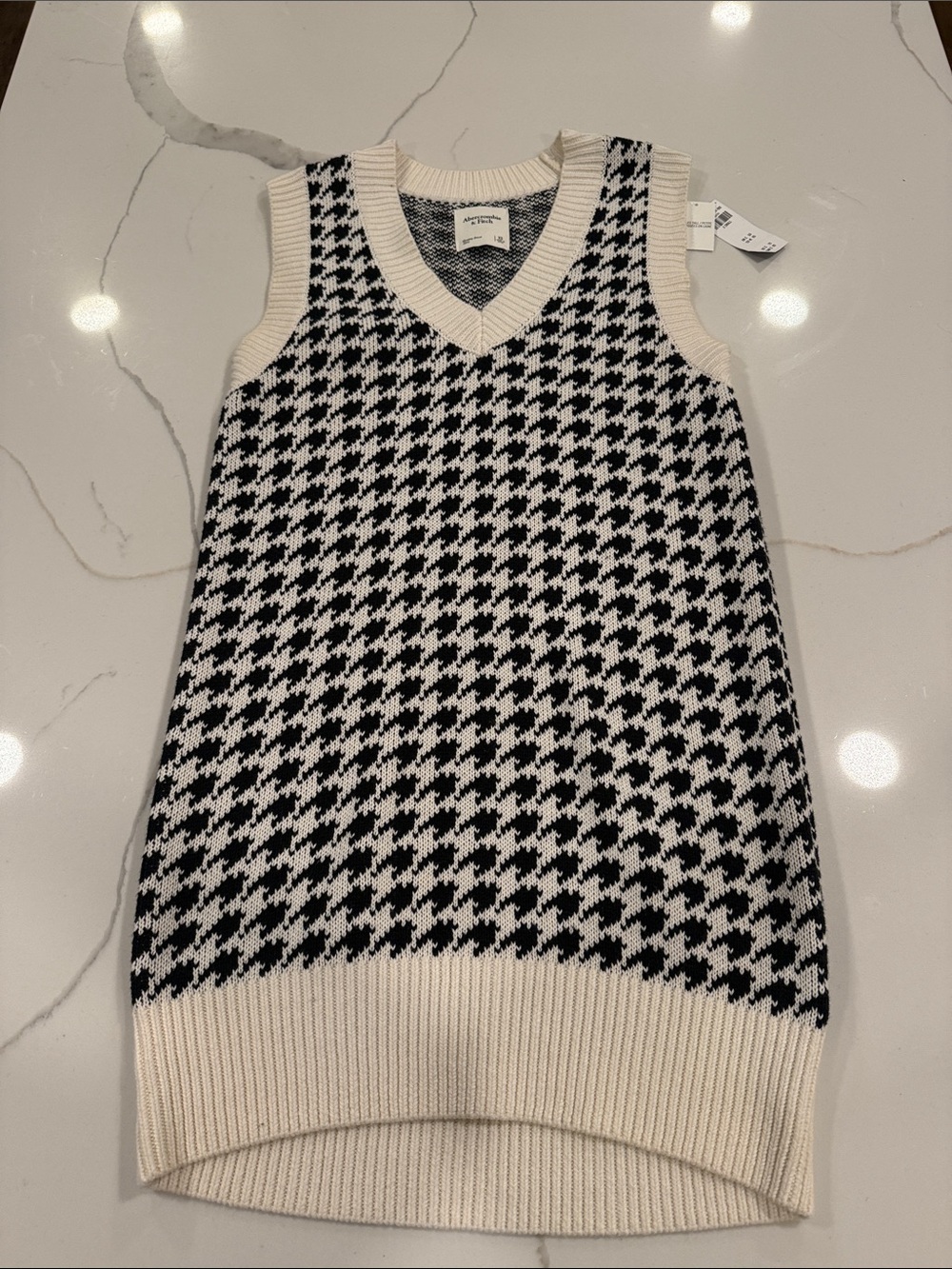Abercrombie & Fitch Houndstooth Knit V-Neck Sweater Vest/Dress- Black & Cream